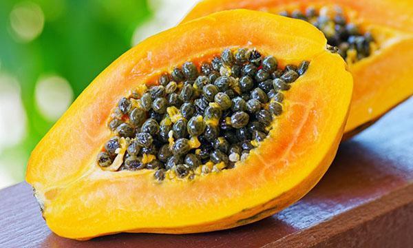 cortar fruta madura