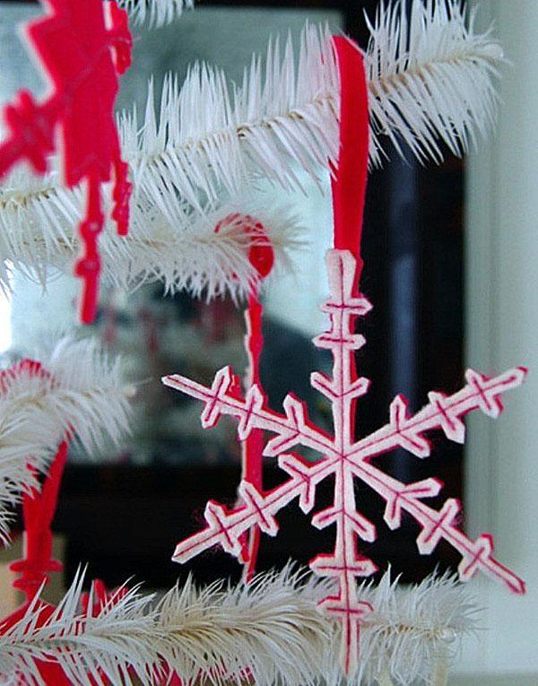 décorer l'arbre avec des flocons de neige en feutre