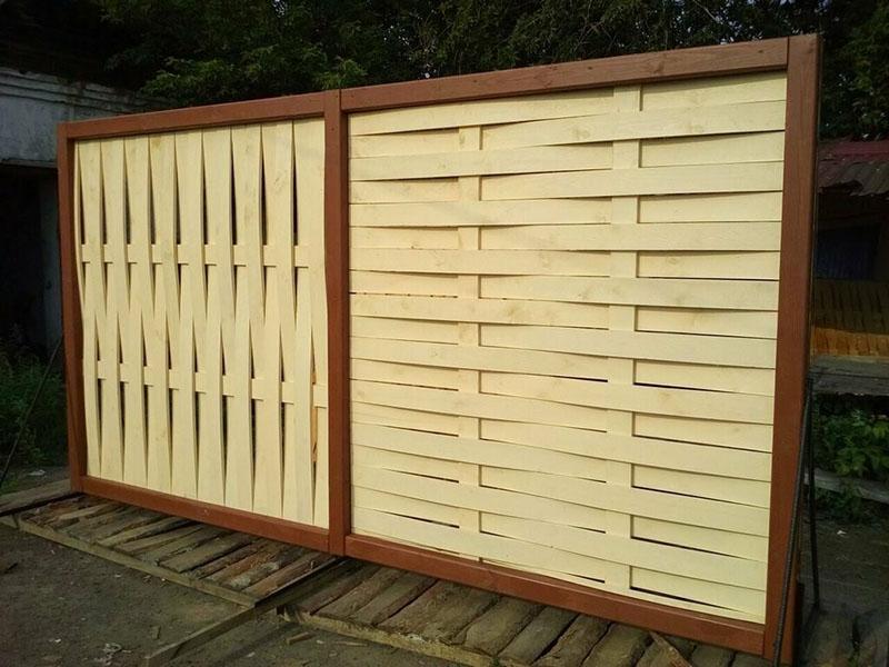 clôture en bois en osier faite de planches