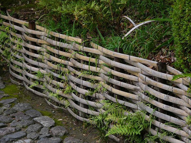 Valla de madera de mimbre en su cabaña de verano