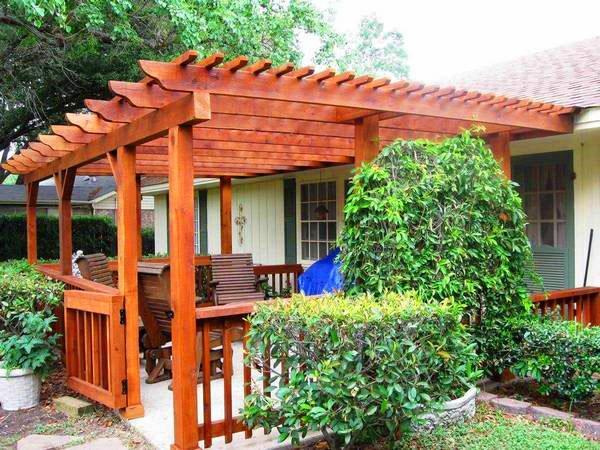 pérgola cerca de la casa