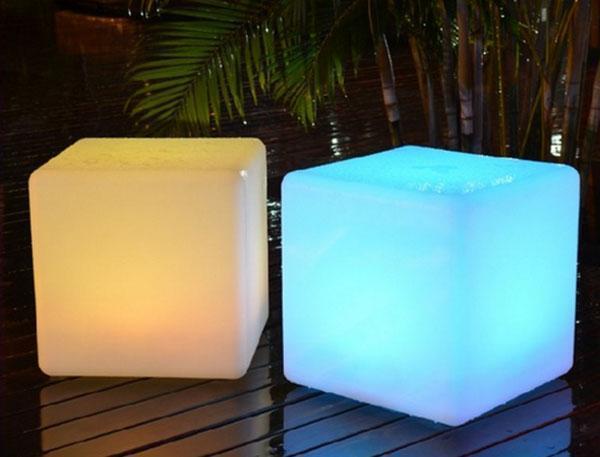 cubes lumineux dans le jardin