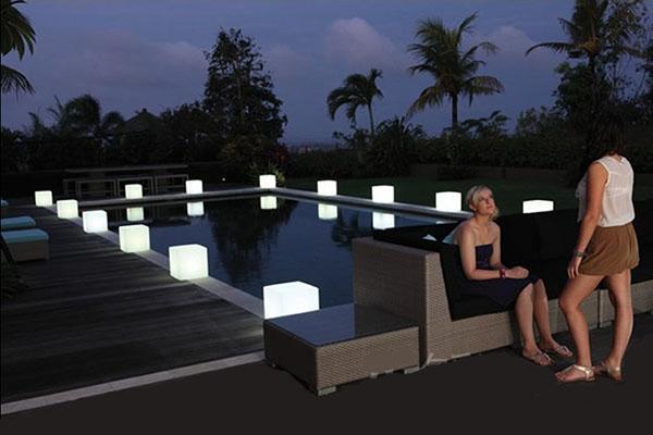 cubes lumineux autour du périmètre de la piscine