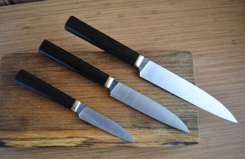 cuchillos con mango de carpe negro