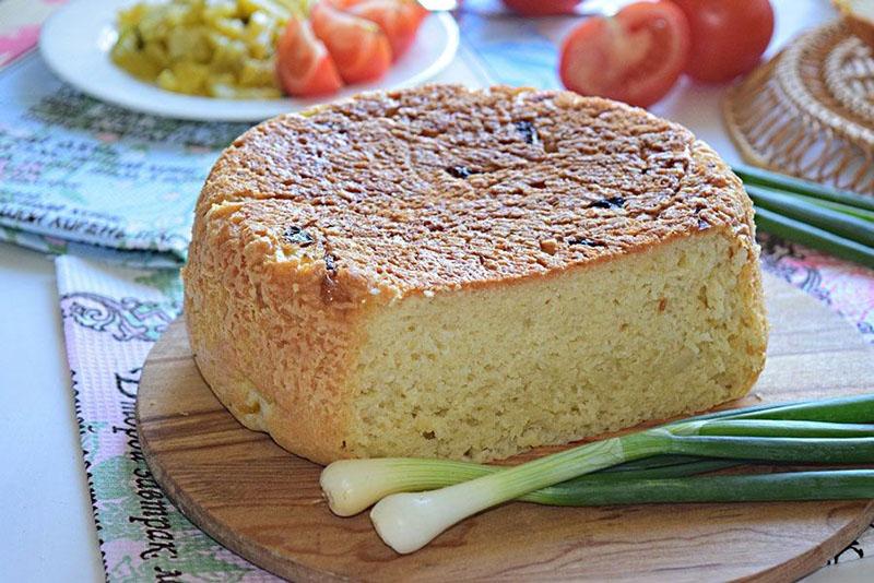 pan de cebolla en una olla de cocción lenta