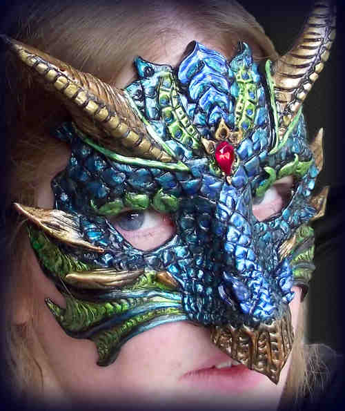 BLUE GREEN DRAGON MASK هذا القناع له أبواق شبه مرنة. القناع نفسه أخف بكثير مما يبدو - حوالي 4 أونصات. مع القرون ، يكون تقريبًا 7