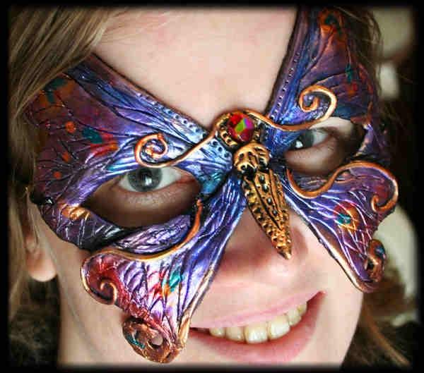 PURPLE AND GOLD BUTTERFLY MASK Tato motýlí maska ​​vlaštovičníku je duhově fialová, modrá a zlatá. Motýl tvoří červený drahokam s duhovým leskem