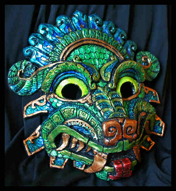 QUETZALCOATL MOLDED MASK قناع مصبوب لإله الأزتك ، Quetzalcoatl ، والذي يعتمد بشكل فضفاض على نحت حجري لثعبان مكسو بالريش من تيوتيهواكان مع إضافة الفنانة أسلوبها الخاص. تقريبا 10