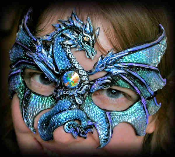 ICE DRAGON MASK Barevná směs: modrá, fialová, stříbrná & amp; Teal Gem součástí - Je to jasný klenot, ale má v sobě ohromné ​​množství ohně, které jiskří snad s každou barvou. Maska je zhruba 5 3/4