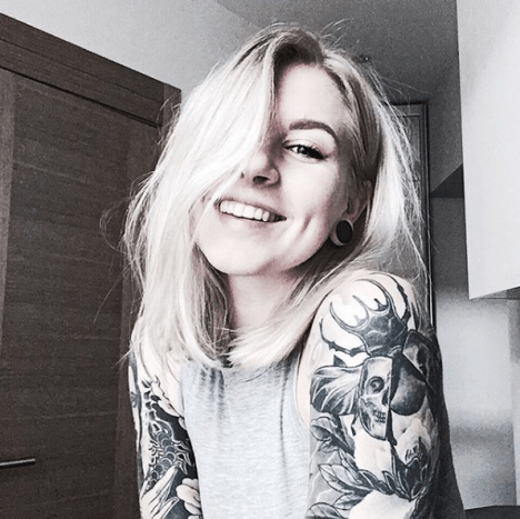Foto přes @barbaradzerveCrane je sběratel tetování a vlogger z Lotyšska.