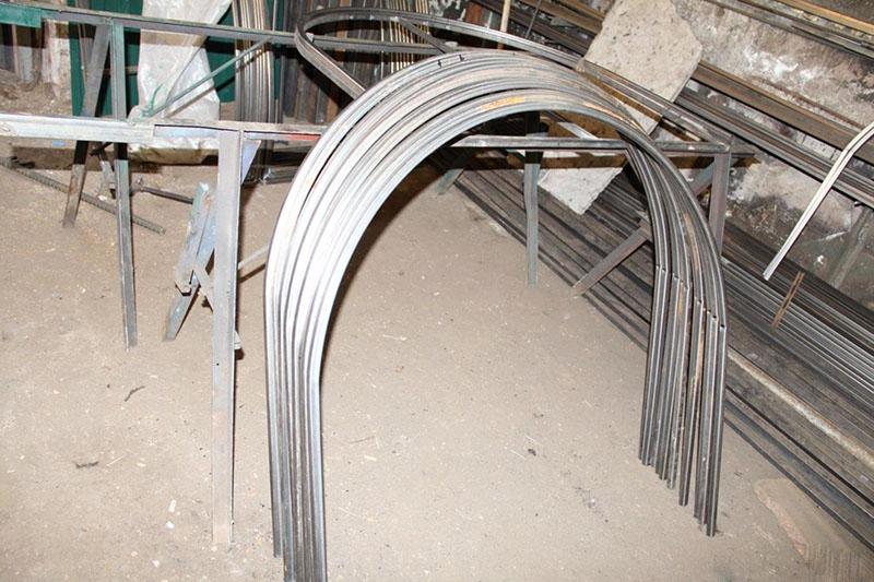 cómo hacer arcos de metal para un invernadero