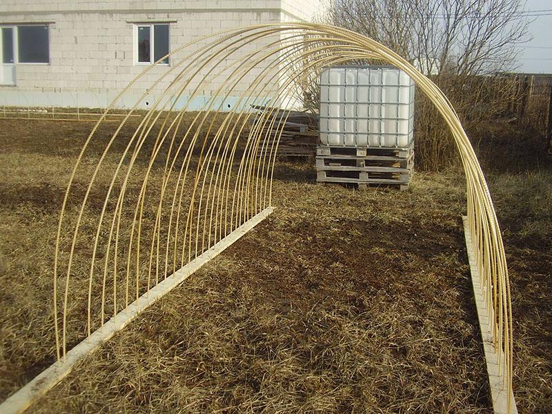 Cómo hacer arcos para un invernadero con refuerzo de fibra de vidrio.