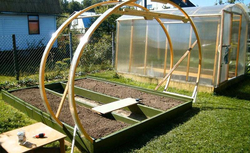 comment faire des arcs pour une serre en bois