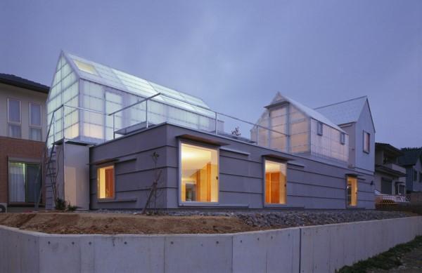 Maison conçue avec une serre sur le toit