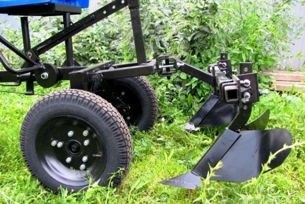 Installation du hiller sur le tracteur à conducteur marchant et réglage de la profondeur de desserrage