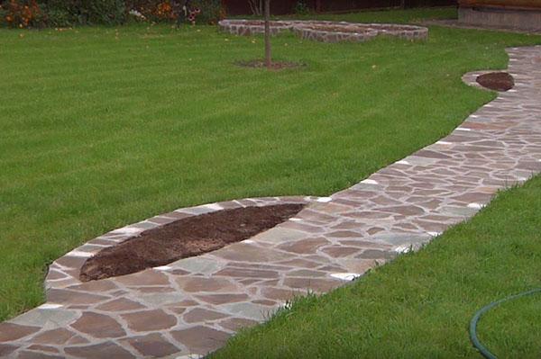 allée de jardin en pierre naturelle