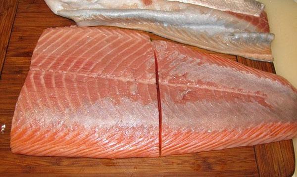 cortar el salmón rosado en porciones