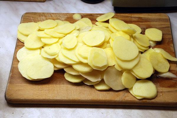 éplucher et couper les pommes de terre