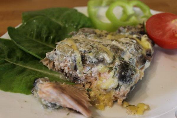 salmón rosado con salsa de champiñones