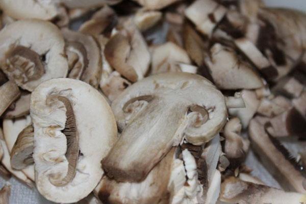 couper les champignons en assiettes