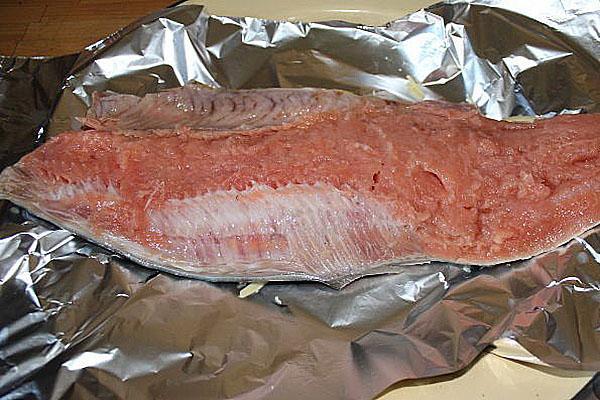 mettre le poisson sur du papier d'aluminium