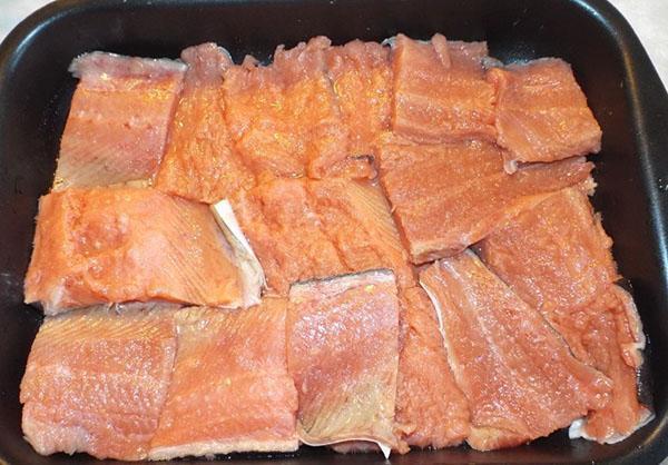 poner salmón rosado en una bandeja para hornear