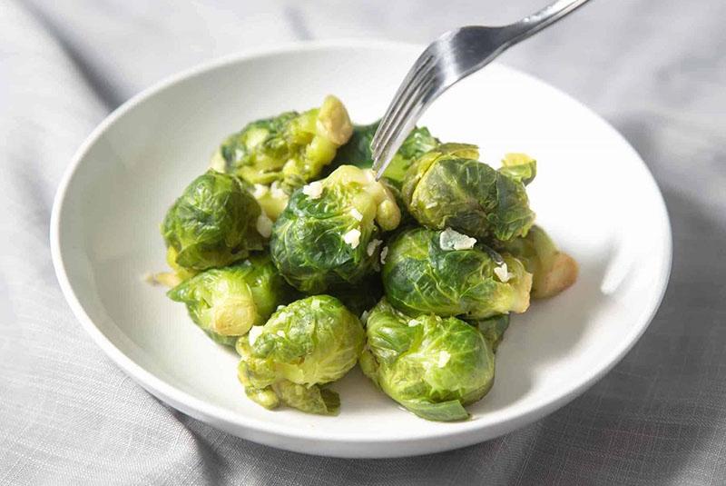 un plato de coles de Bruselas para embarazadas