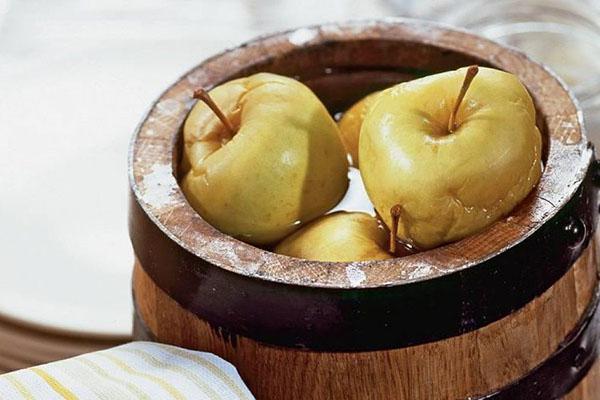 manzanas en escabeche en un barril