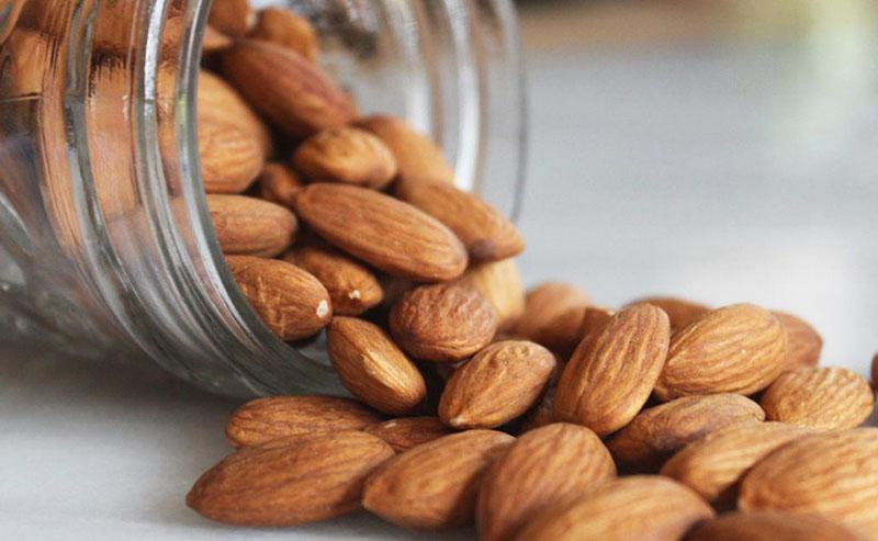 noyaux d'amandes crues