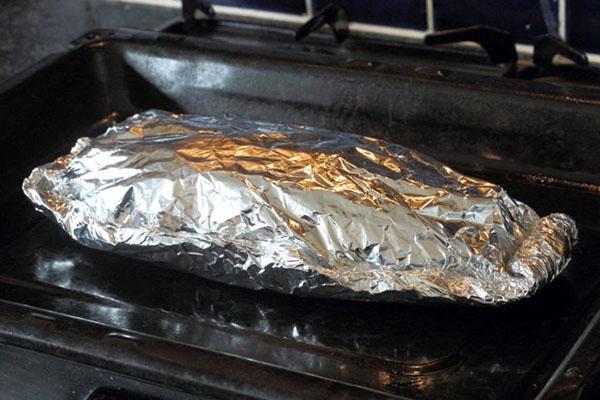 envelopper le poisson dans du papier d'aluminium et cuire au four