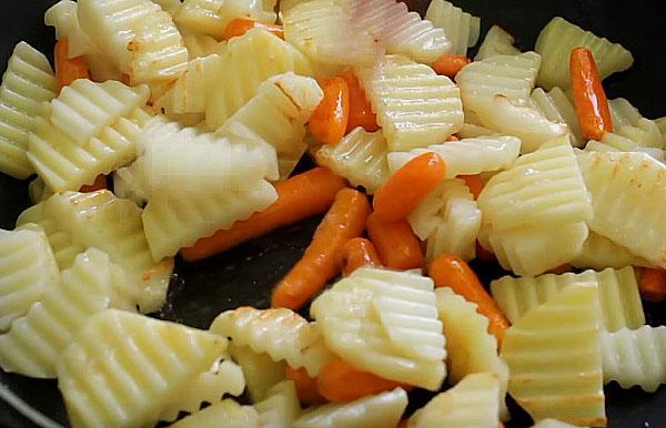 freír patatas con zanahorias