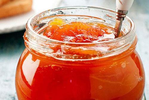 mermelada de manzana en una olla de cocción lenta