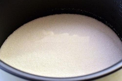 vierta el azúcar en una olla de cocción lenta