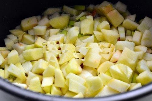 agregue manzanas a la olla de cocción lenta