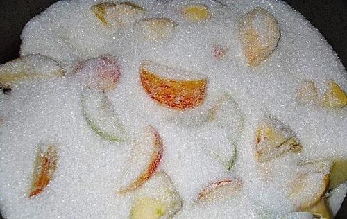 vierta azúcar sobre las rodajas de manzana