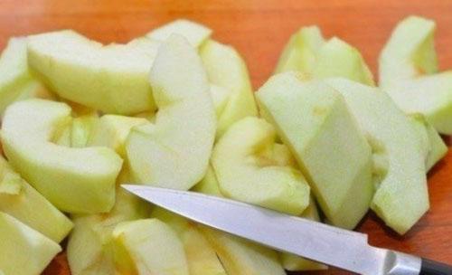 pelar las manzanas y picar