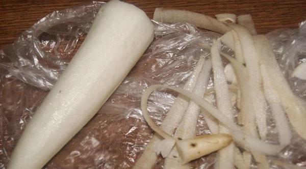 pelar el rábano daikon