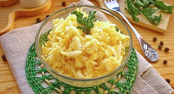 ensalada de daikon, queso y huevo