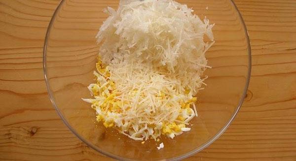 poner los ingredientes en una ensaladera