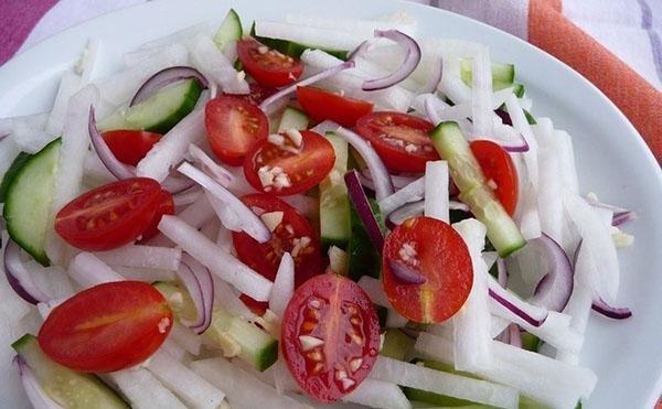 salar las verduras y revolver
