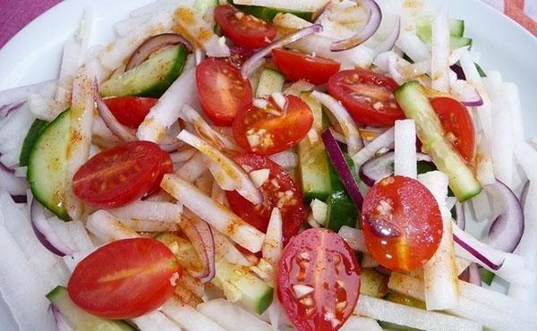 sazone la ensalada y sirva