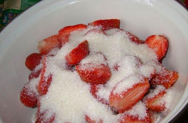 cubrir la segunda parte de las fresas con azúcar