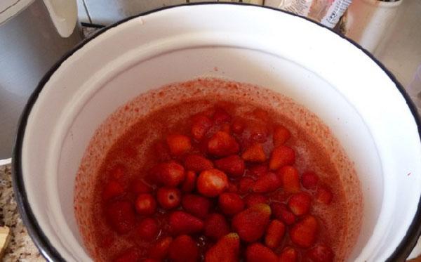 cuire les baies entières dans la purée de fraises pendant 5 minutes