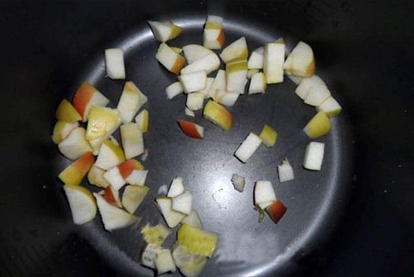 poner las manzanas en rodajas en el bol multicocina