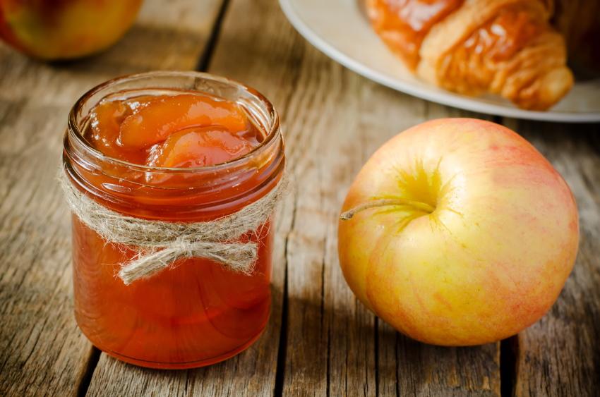 mermelada de manzana en gajos en su propio jugo