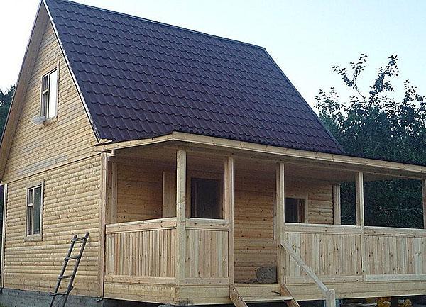 sauna con terraza de madera