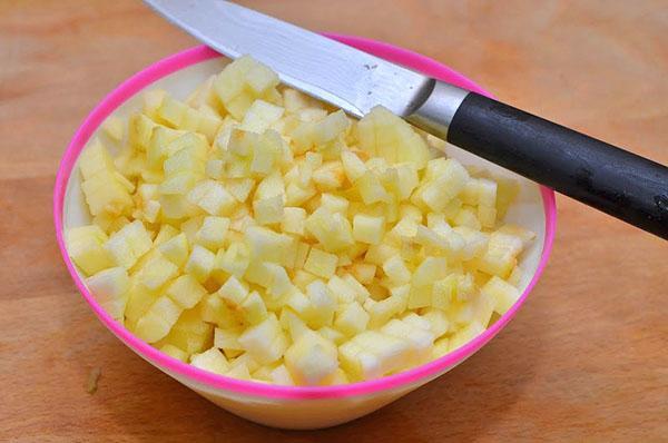 éplucher et couper les pommes