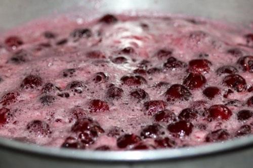 hervir las cerezas, revolviendo