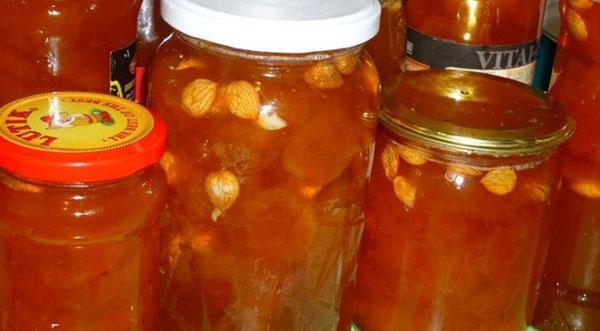 confiture d'abricots avec noyaux et amandes