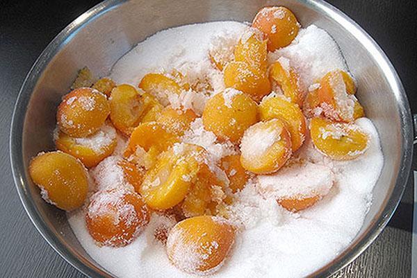 verser le sucre sur les abricots